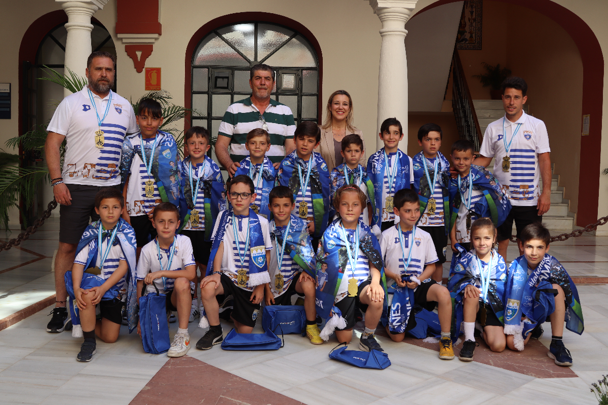 Equipos de futsal de sede Los Ángeles recibió su vestimenta deportiva