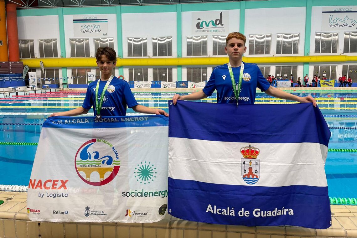 El comienzo del Campeonato de Andalucía alevín de natación con metales para varios alcalareños