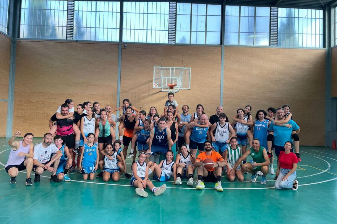 Jornada para la diversión en el Baloncesto Qalat entre familiares y jugadores/as