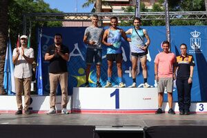 Alfonso Ruiz Machado, del Club Ohmio, y Rocio Santin Cuadra, triunfadores de la II Carrera Urbana Subida al Águila