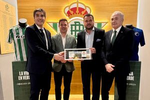 El Real Betis Balompié entrega al Ayuntamiento de Alcalá un brazalete conmemorativo de la localidad