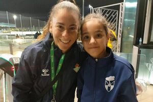 Julia Vergara del equipo benjamín del CD Atlético Oromana recibe una citación especial