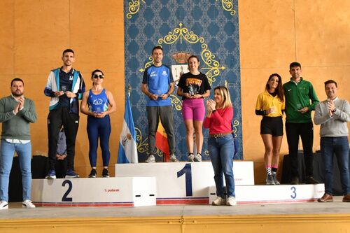 El roteño Manuel Gatón Núñez, y la sevillana Desiree Vargas Rojas, vencedor y vencedora de la VII Carrera Los Molinos