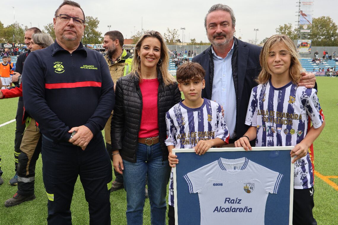 El CD Alcalá reconoce la labor de los Bomberos de Alcalá solidarizados con la DANA en Valencia