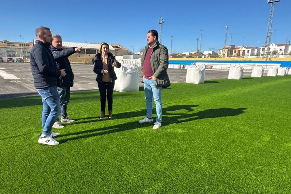 A buen ritmo los trabajos de sustitución del césped artificial del campo fútbol de Pablo VI